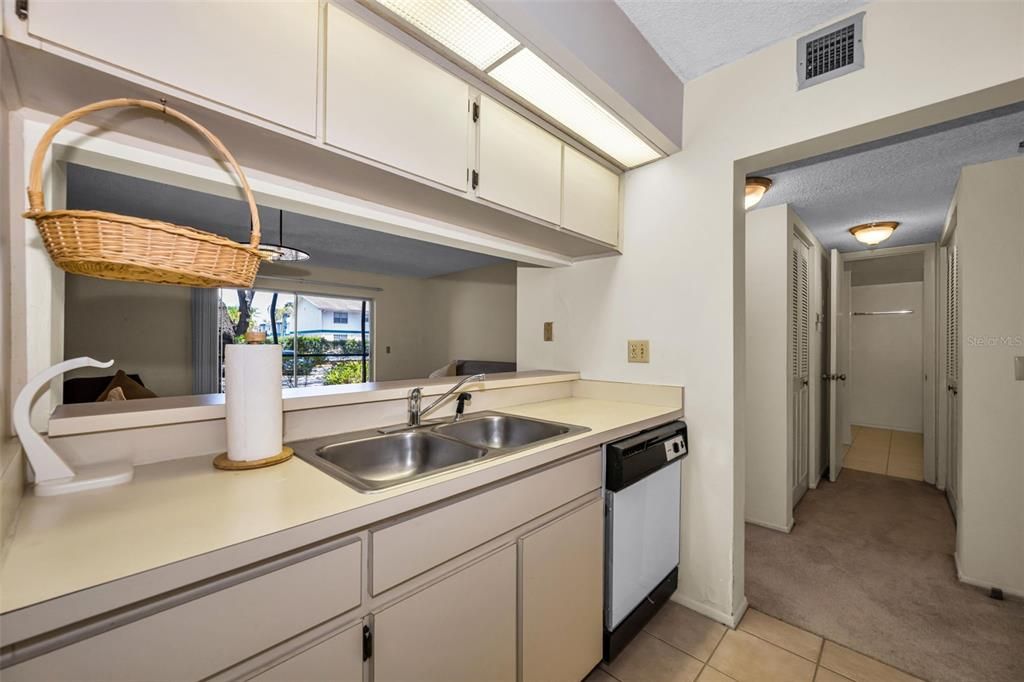 For Sale: $109,900 (1 beds, 1 baths, 797 Square Feet)