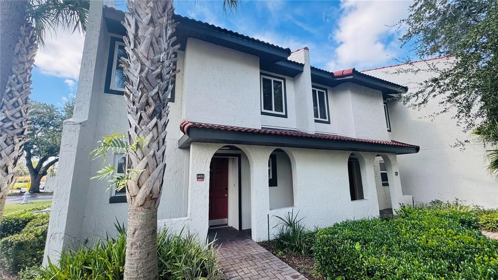 For Rent: $2,000 (2 beds, 2 baths, 1052 Square Feet)