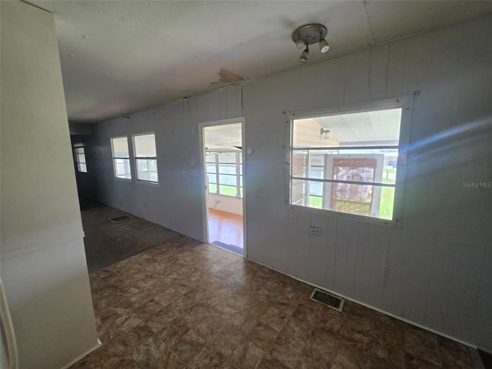 For Sale: $49,049 (2 beds, 1 baths, 830 Square Feet)