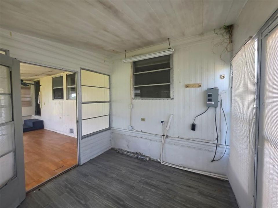 For Sale: $49,049 (2 beds, 1 baths, 830 Square Feet)