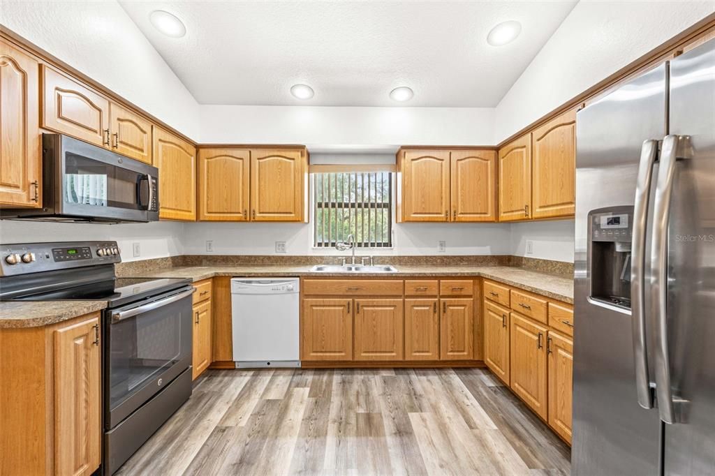 For Sale: $299,900 (3 beds, 2 baths, 1377 Square Feet)