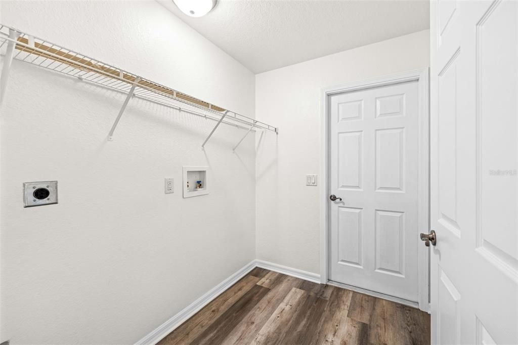 For Sale: $299,900 (3 beds, 2 baths, 1377 Square Feet)