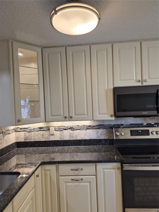 For Rent: $2,200 (2 beds, 2 baths, 1065 Square Feet)