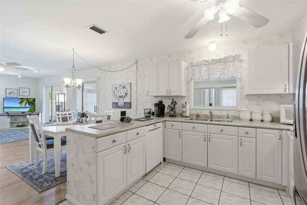 For Sale: $239,000 (2 beds, 2 baths, 1437 Square Feet)