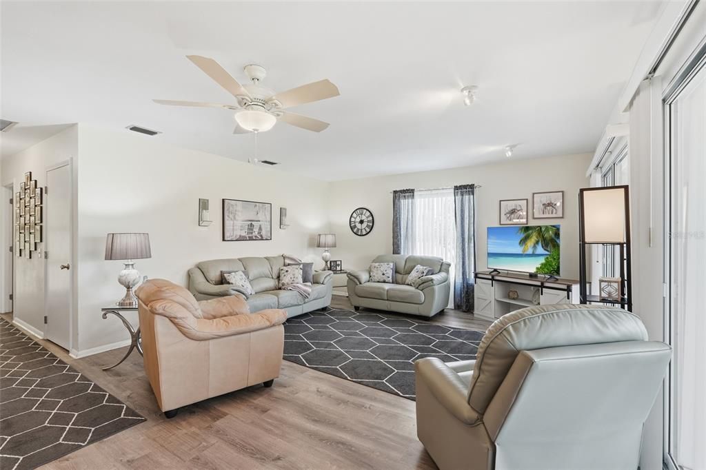For Sale: $239,000 (2 beds, 2 baths, 1437 Square Feet)