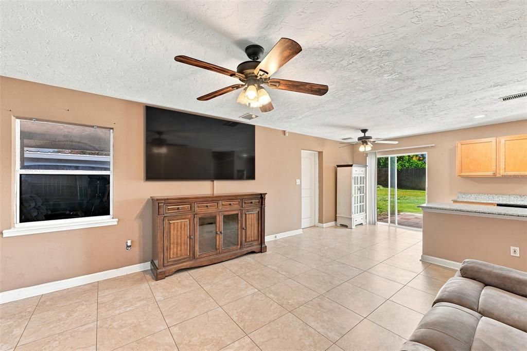 For Sale: $295,000 (3 beds, 1 baths, 1143 Square Feet)