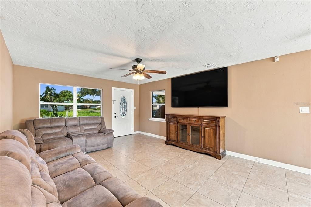 For Sale: $295,000 (3 beds, 1 baths, 1143 Square Feet)