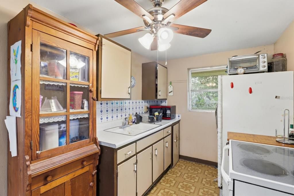 For Sale: $300,000 (3 beds, 1 baths, 1553 Square Feet)