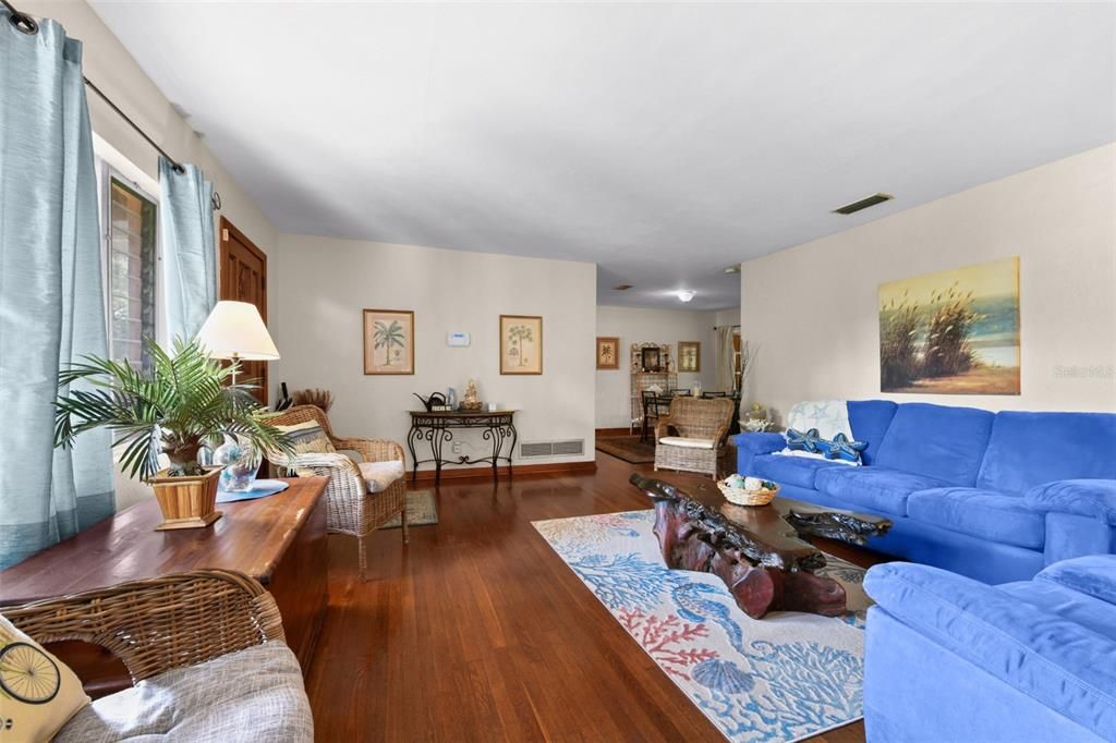 For Sale: $310,000 (3 beds, 2 baths, 1196 Square Feet)