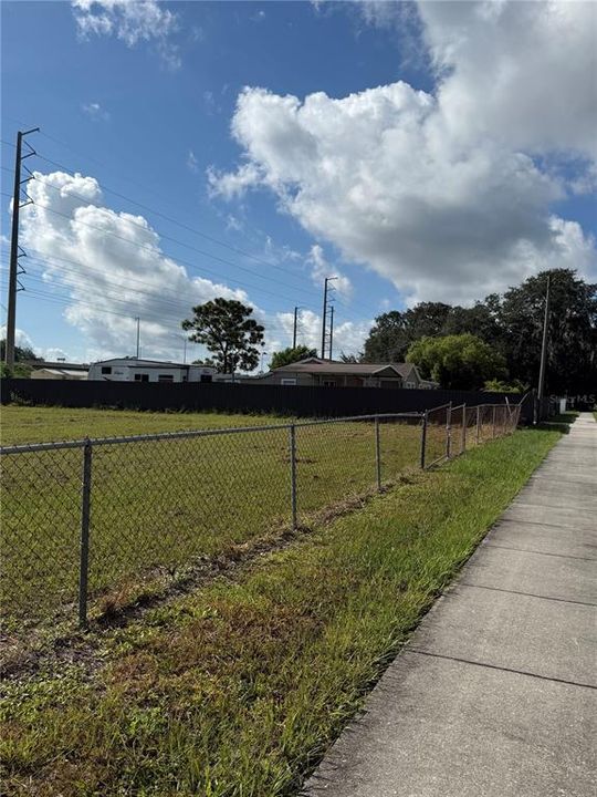 На продажу: $250,000 (0.99 acres)