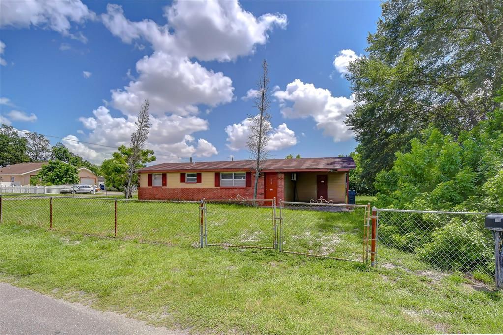 For Sale: $349,900 (3 beds, 1 baths, 798 Square Feet)