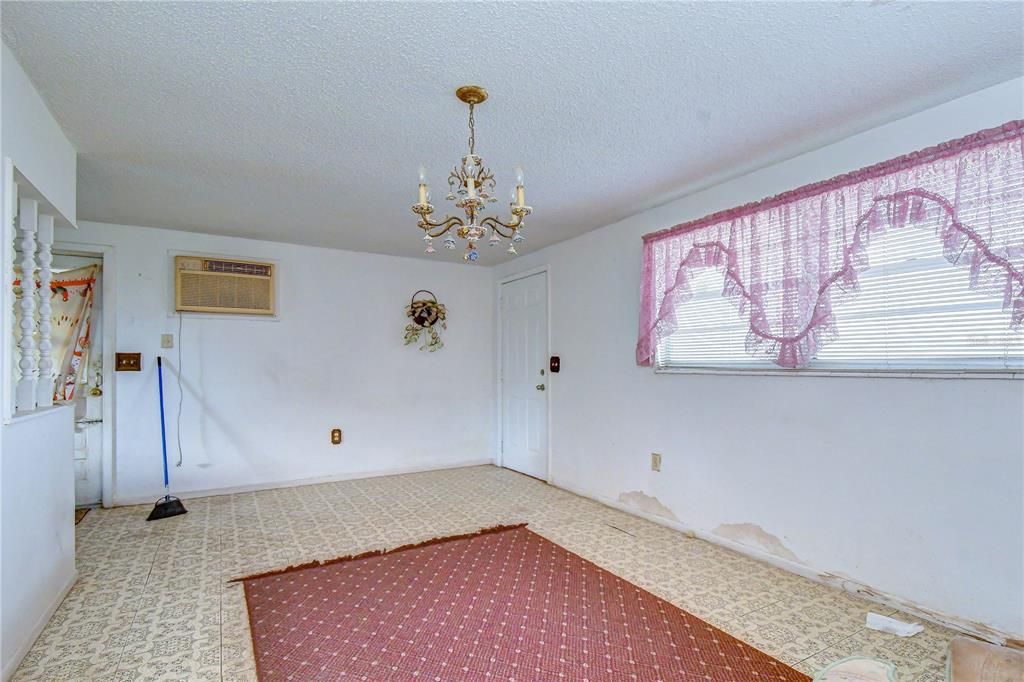 For Sale: $349,900 (3 beds, 1 baths, 798 Square Feet)