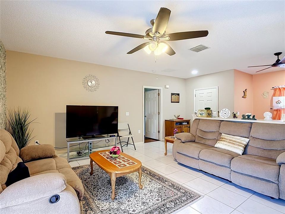 For Sale: $265,000 (3 beds, 2 baths, 1322 Square Feet)