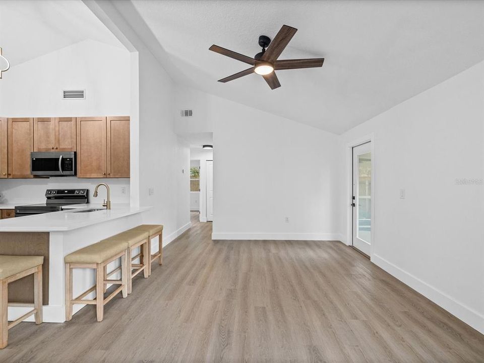 For Sale: $385,000 (3 beds, 2 baths, 1035 Square Feet)