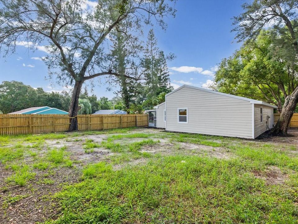 For Sale: $385,000 (3 beds, 2 baths, 1035 Square Feet)