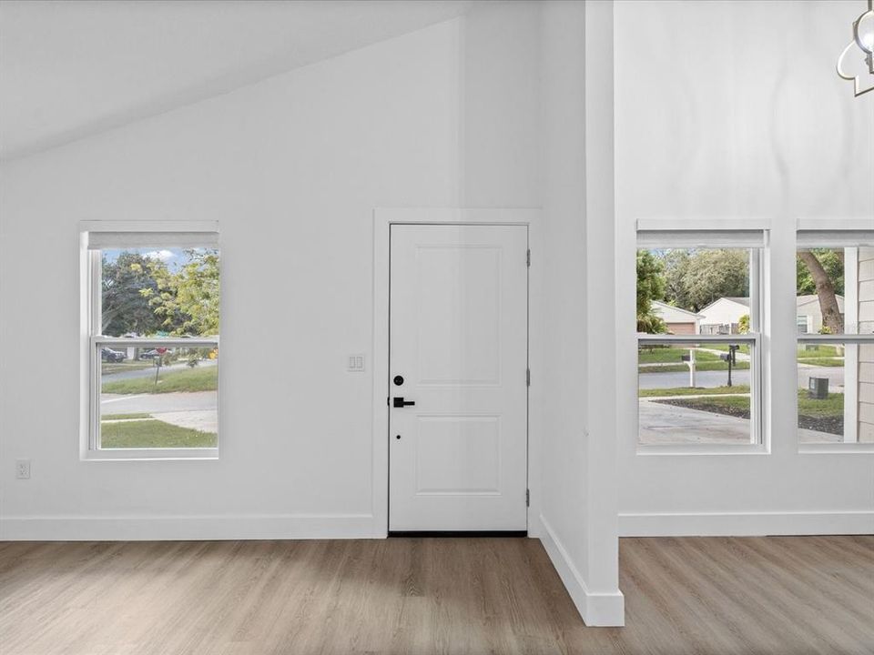 For Sale: $385,000 (3 beds, 2 baths, 1035 Square Feet)