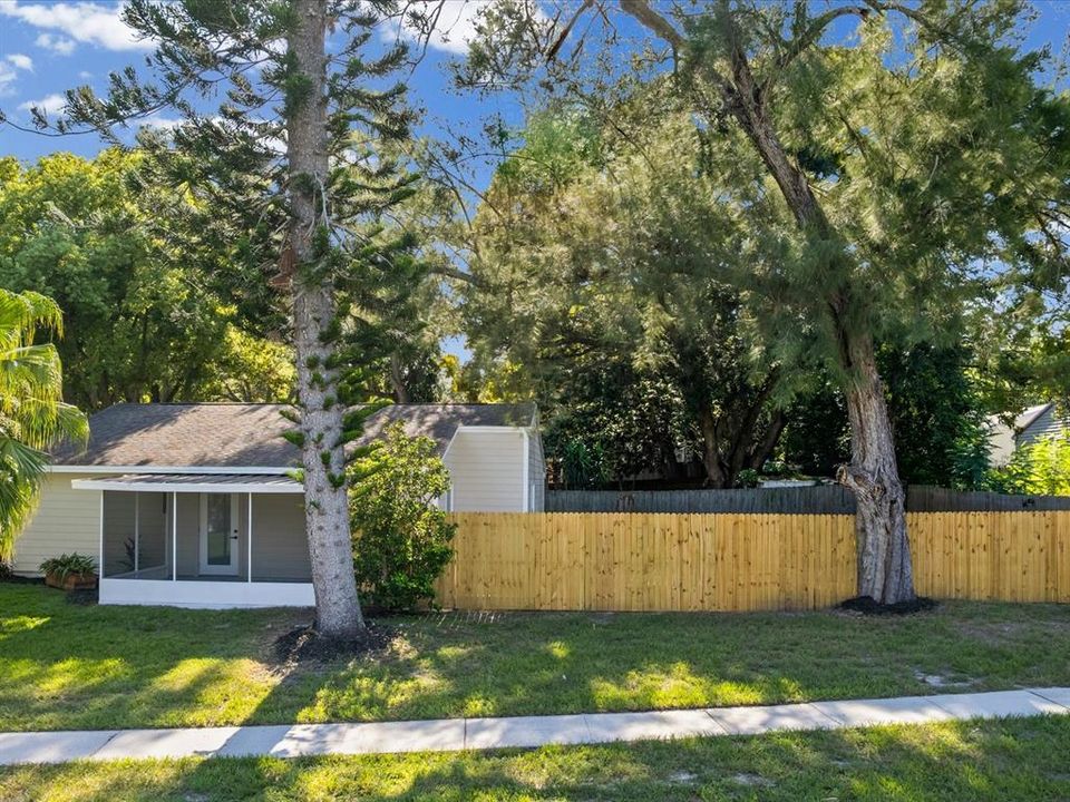 For Sale: $385,000 (3 beds, 2 baths, 1035 Square Feet)