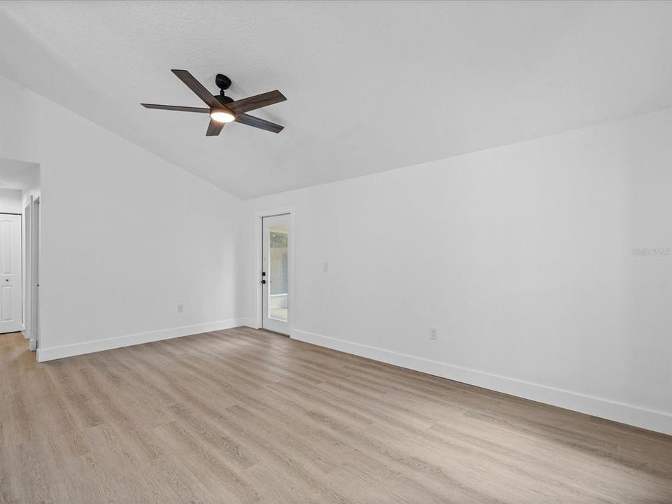 For Sale: $385,000 (3 beds, 2 baths, 1035 Square Feet)