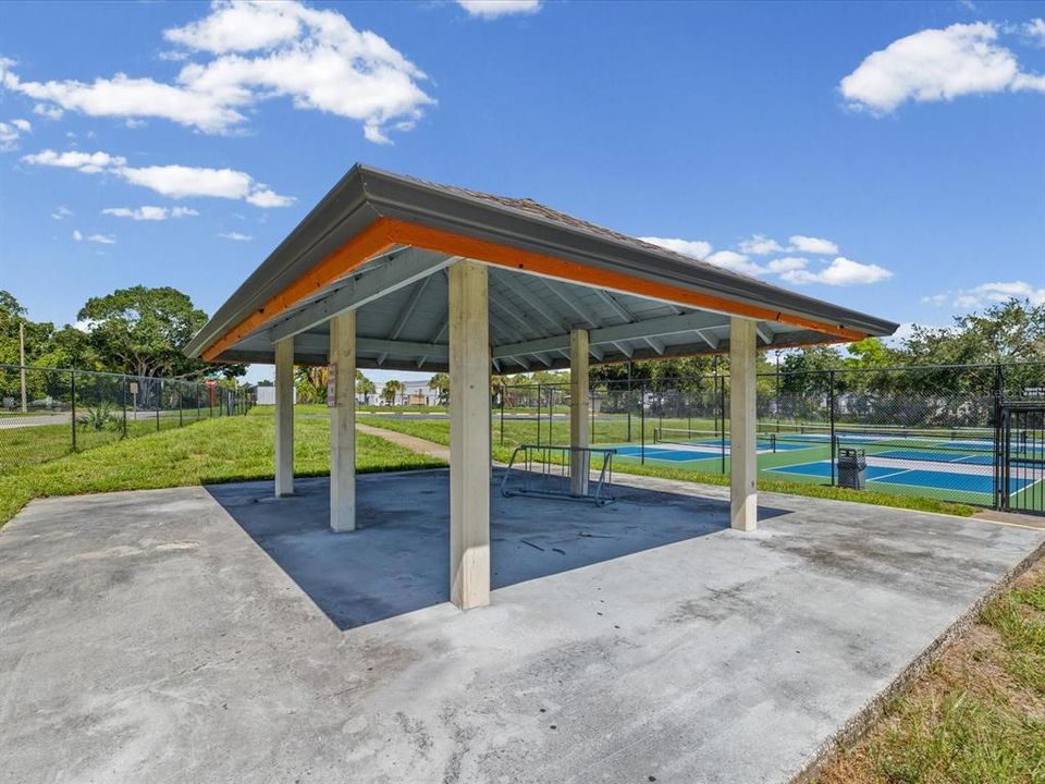 For Sale: $385,000 (3 beds, 2 baths, 1035 Square Feet)