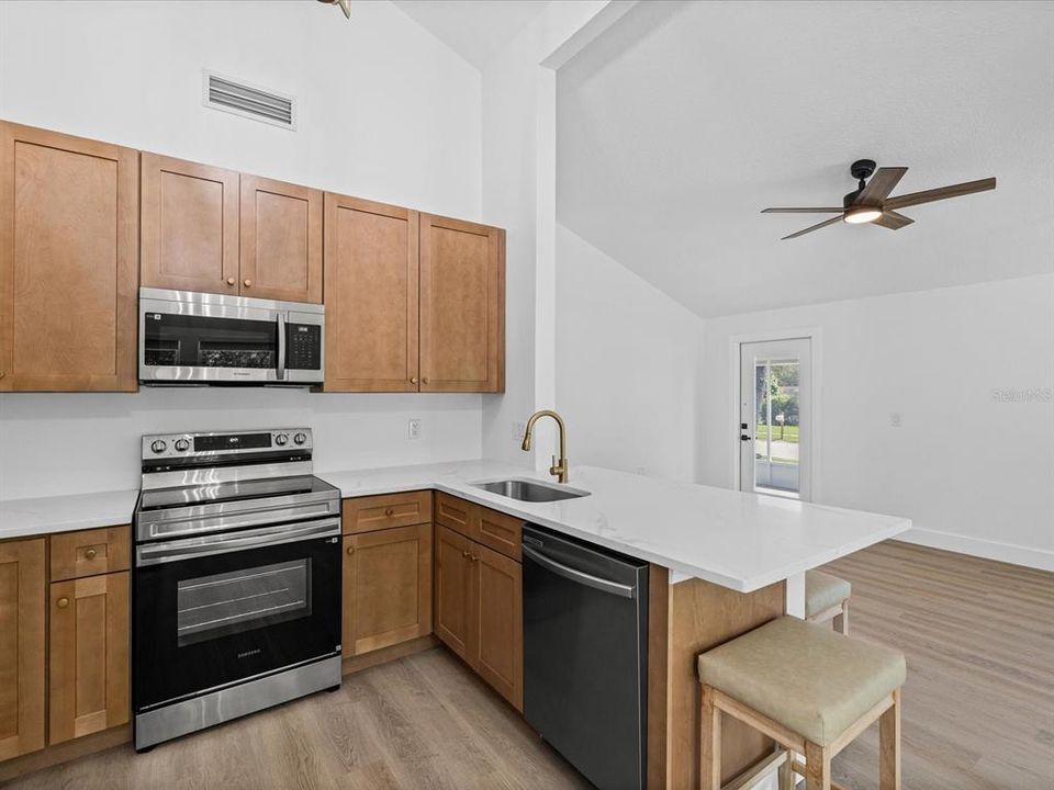 For Sale: $385,000 (3 beds, 2 baths, 1035 Square Feet)