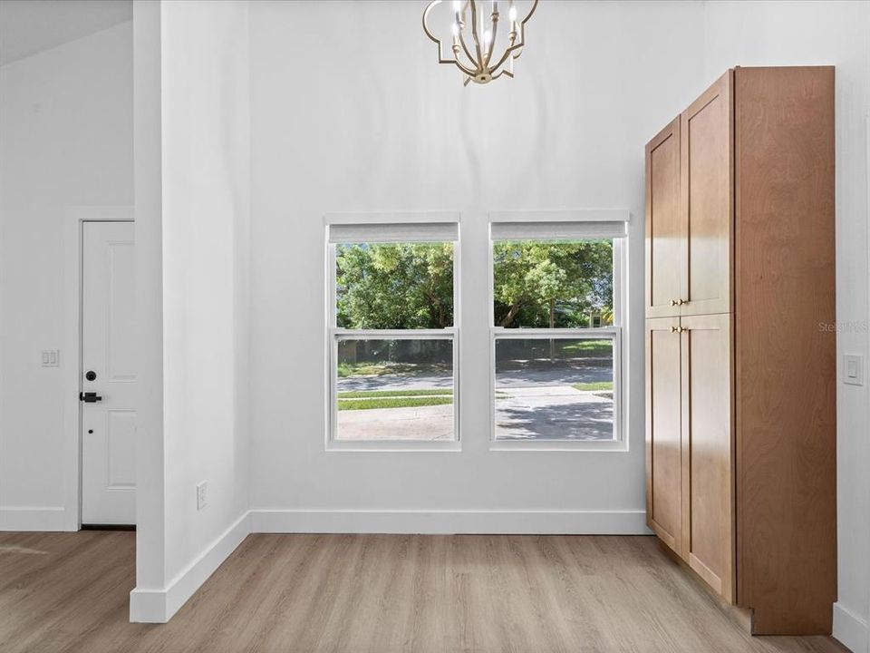 For Sale: $385,000 (3 beds, 2 baths, 1035 Square Feet)