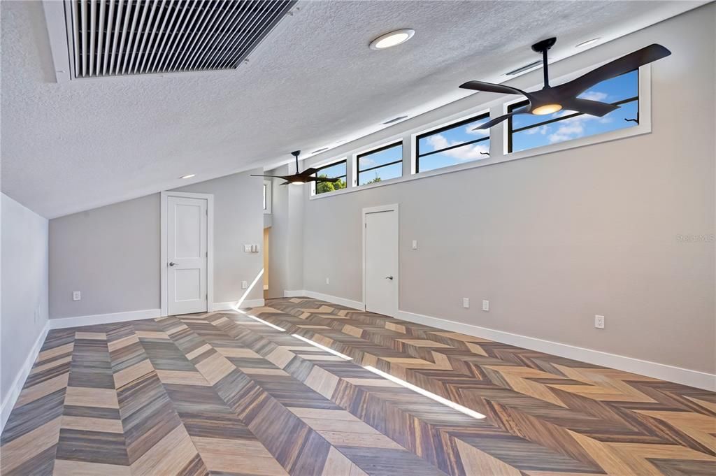 For Sale: $1,449,999 (6 beds, 5 baths, 4008 Square Feet)