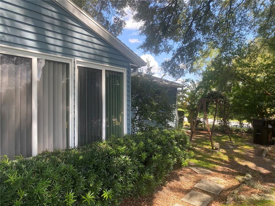 For Sale: $159,900 (2 beds, 2 baths, 1086 Square Feet)
