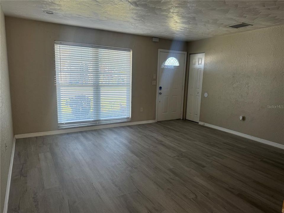 For Sale: $234,999 (2 beds, 1 baths, 986 Square Feet)
