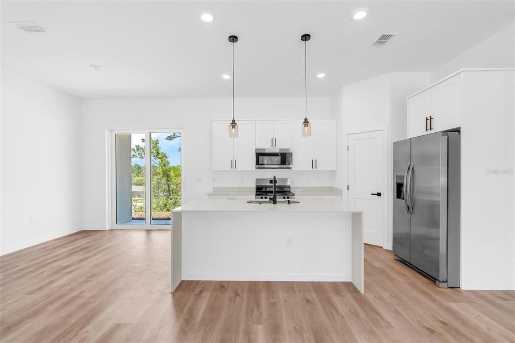 En Venta: $298,000 (4 camas, 3 baños, 1870 Pies cuadrados)