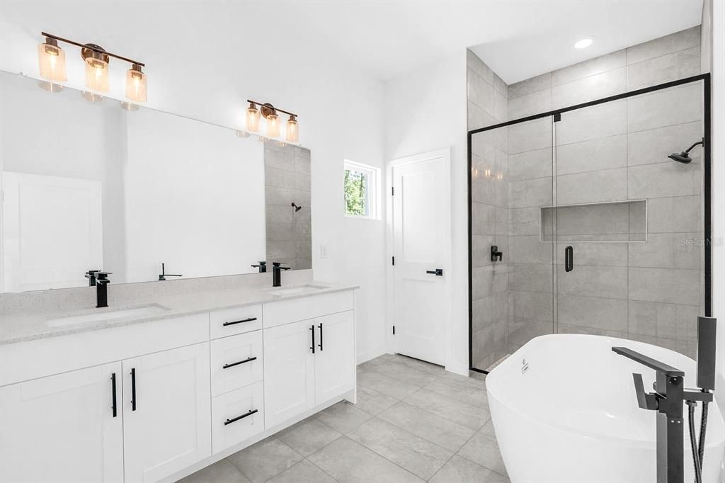 En Venta: $298,000 (4 camas, 3 baños, 1870 Pies cuadrados)