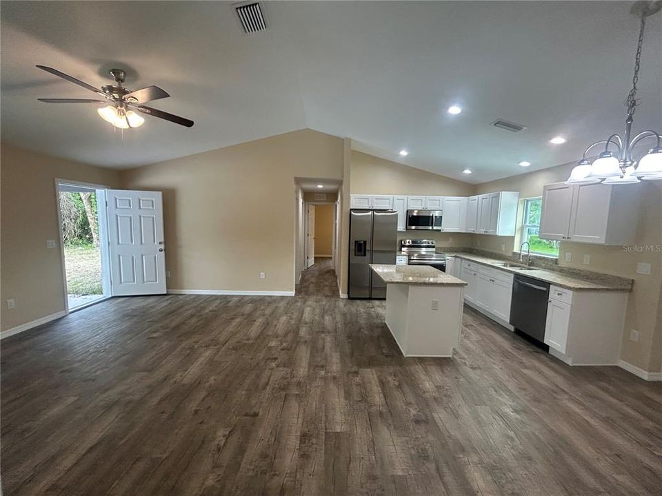 Activo con contrato: $289,900 (3 camas, 2 baños, 1300 Pies cuadrados)