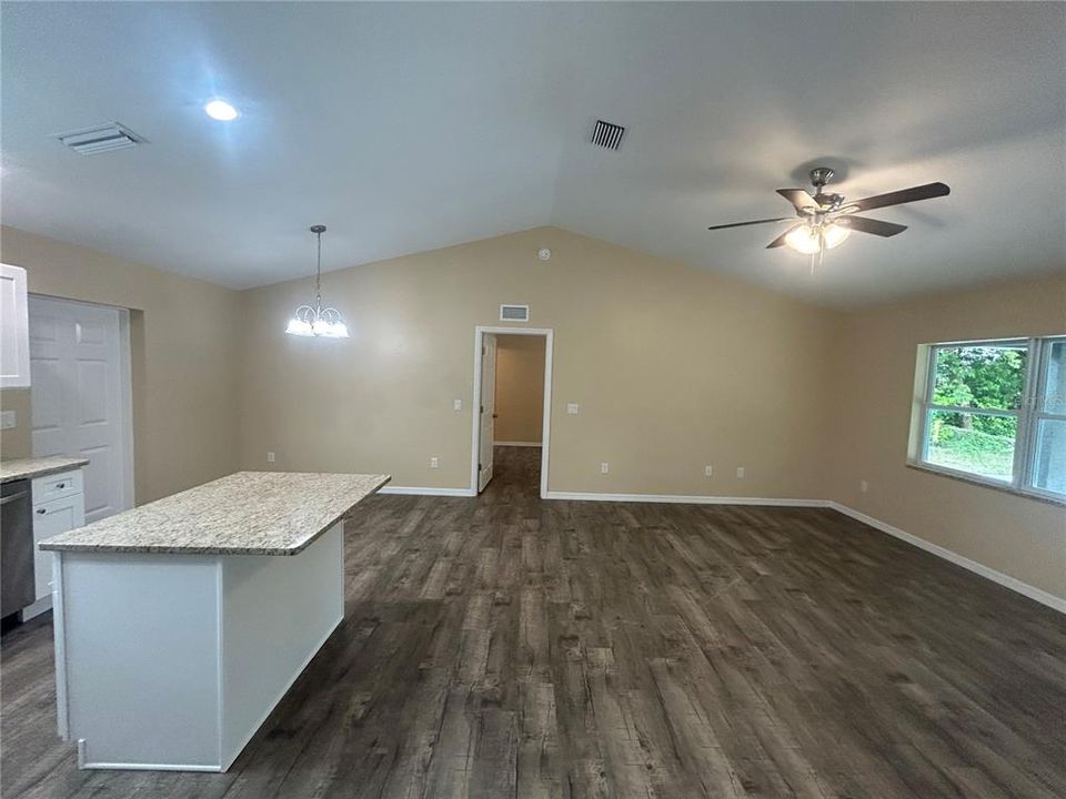 Activo con contrato: $289,900 (3 camas, 2 baños, 1300 Pies cuadrados)