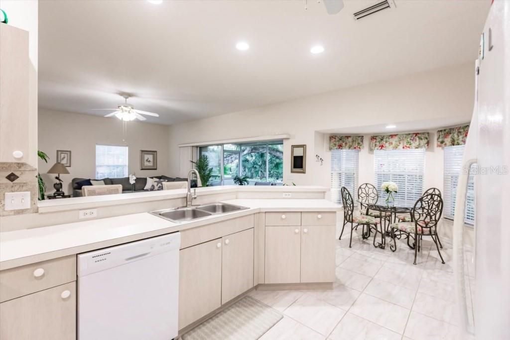 For Sale: $245,000 (2 beds, 2 baths, 1364 Square Feet)