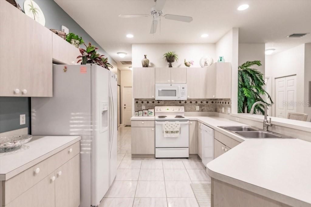 For Sale: $245,000 (2 beds, 2 baths, 1364 Square Feet)