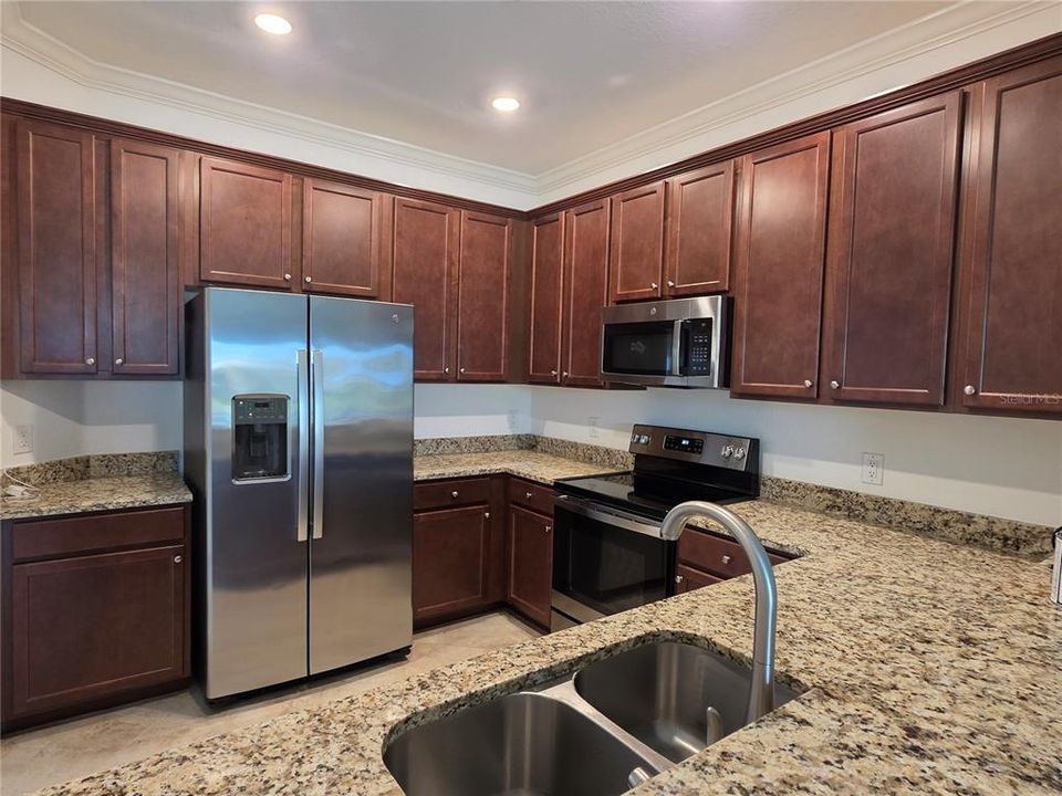 For Rent: $2,650 (3 beds, 2 baths, 1949 Square Feet)