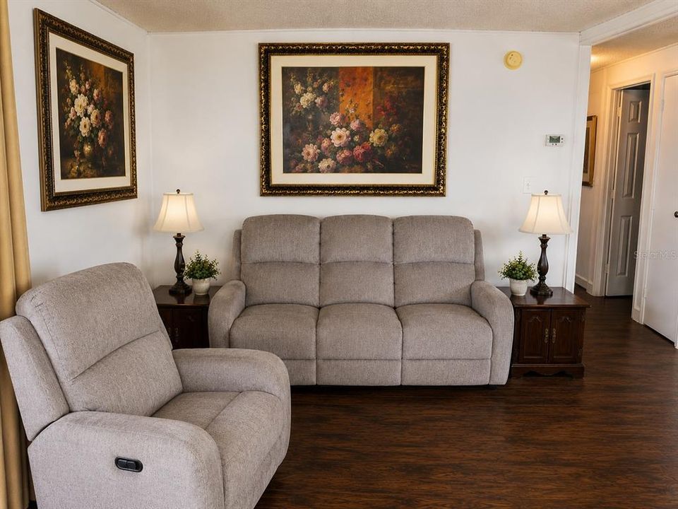 For Sale: $137,500 (2 beds, 1 baths, 876 Square Feet)