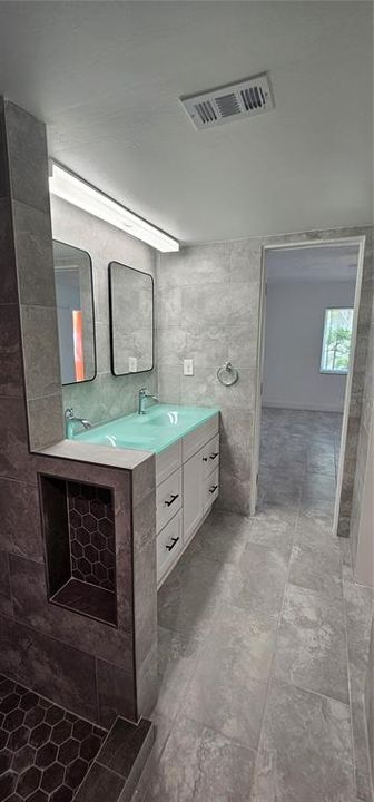 For Rent: $3,200 (2 beds, 2 baths, 1050 Square Feet)