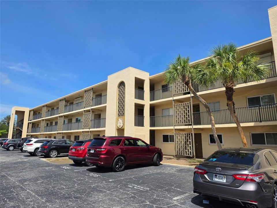 For Rent: $3,200 (2 beds, 2 baths, 1050 Square Feet)