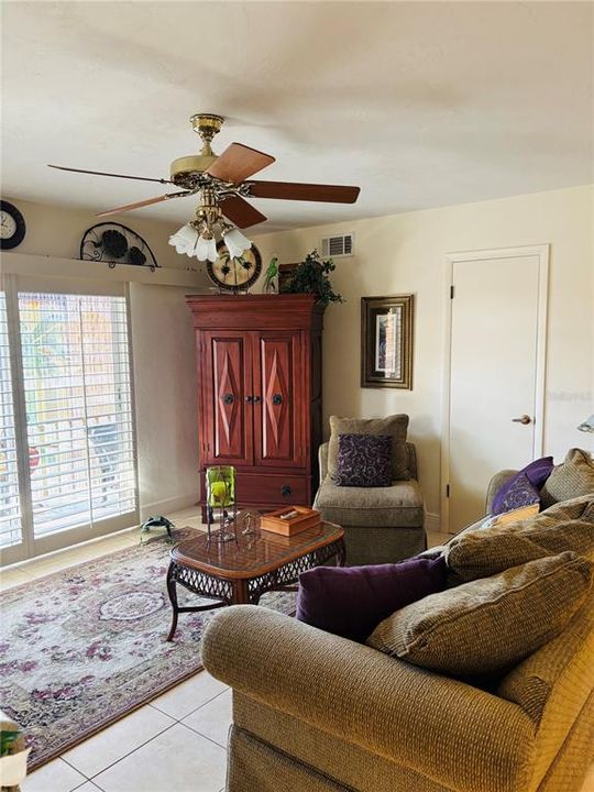 For Sale: $198,900 (2 beds, 1 baths, 832 Square Feet)