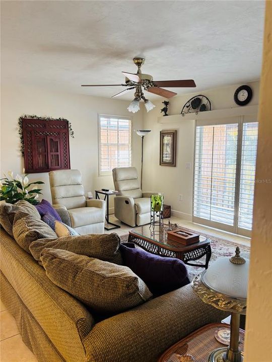 For Sale: $198,900 (2 beds, 1 baths, 832 Square Feet)