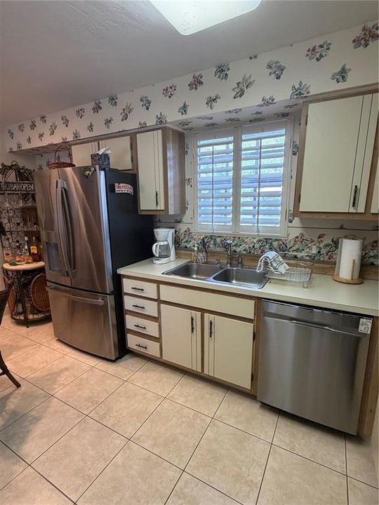 For Sale: $198,900 (2 beds, 1 baths, 832 Square Feet)