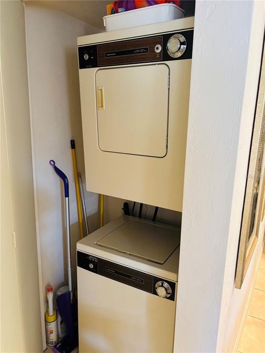 For Sale: $198,900 (2 beds, 1 baths, 832 Square Feet)