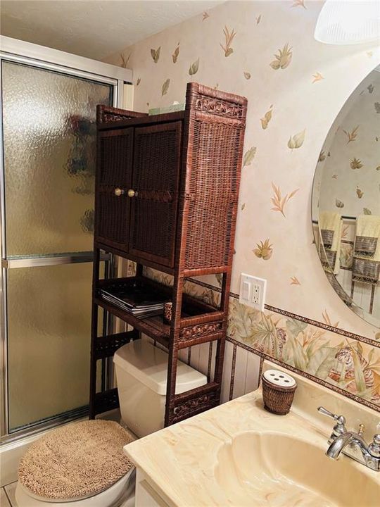 For Sale: $198,900 (2 beds, 1 baths, 832 Square Feet)