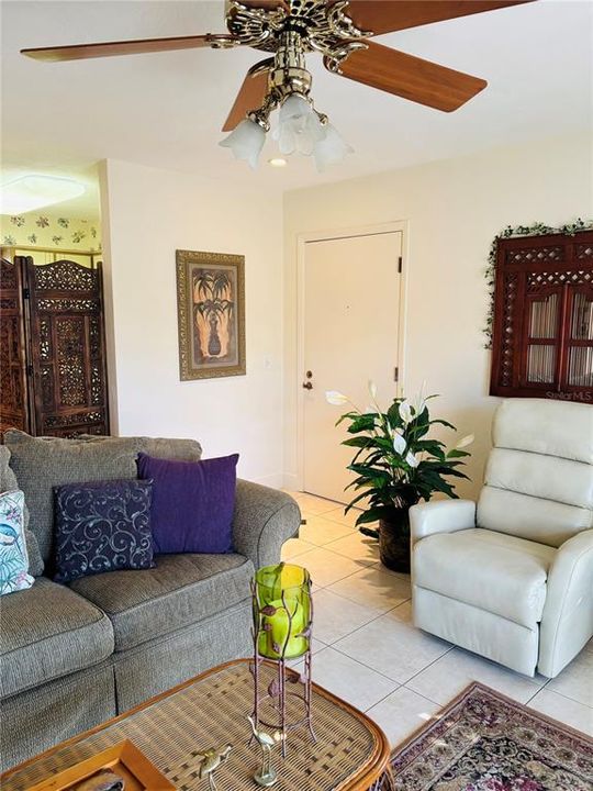 For Sale: $198,900 (2 beds, 1 baths, 832 Square Feet)