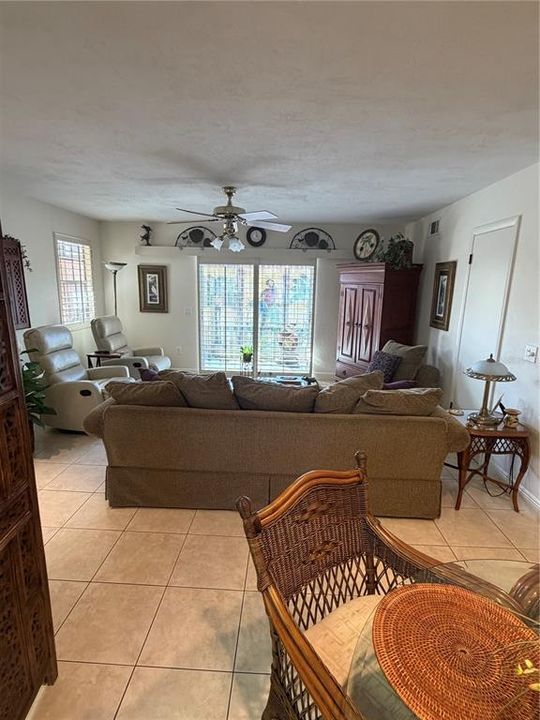 For Sale: $198,900 (2 beds, 1 baths, 832 Square Feet)