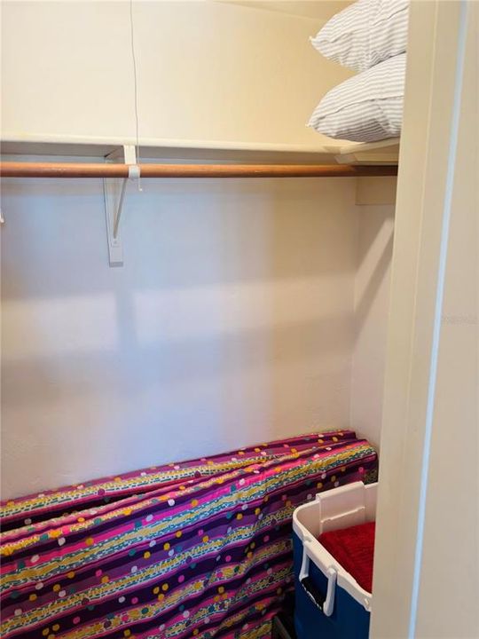 For Sale: $198,900 (2 beds, 1 baths, 832 Square Feet)