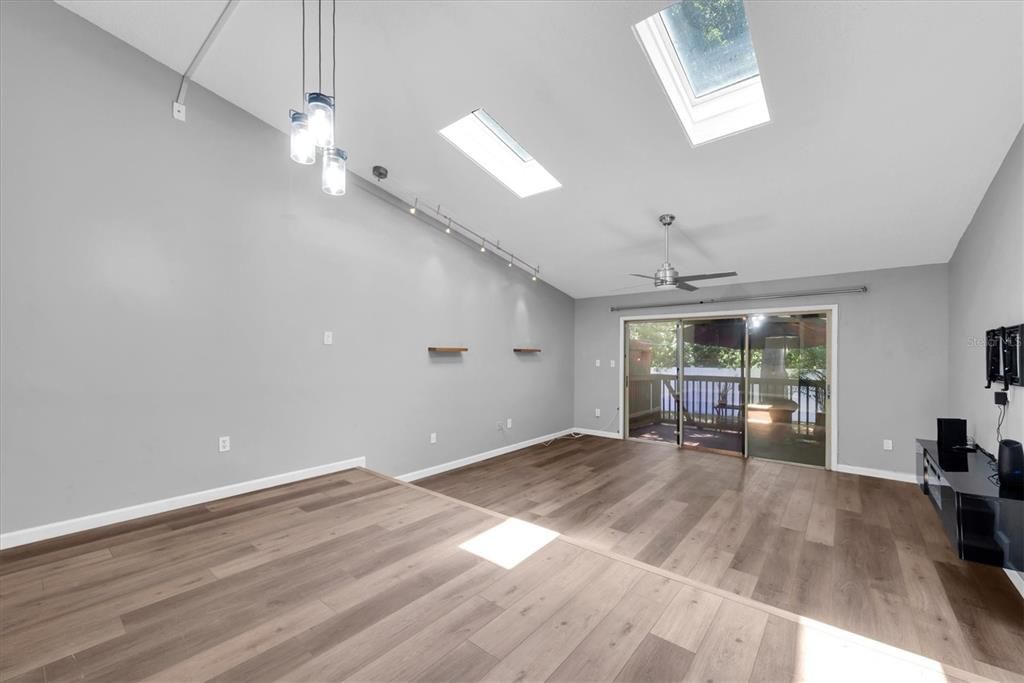 For Rent: $2,400 (2 beds, 2 baths, 1245 Square Feet)