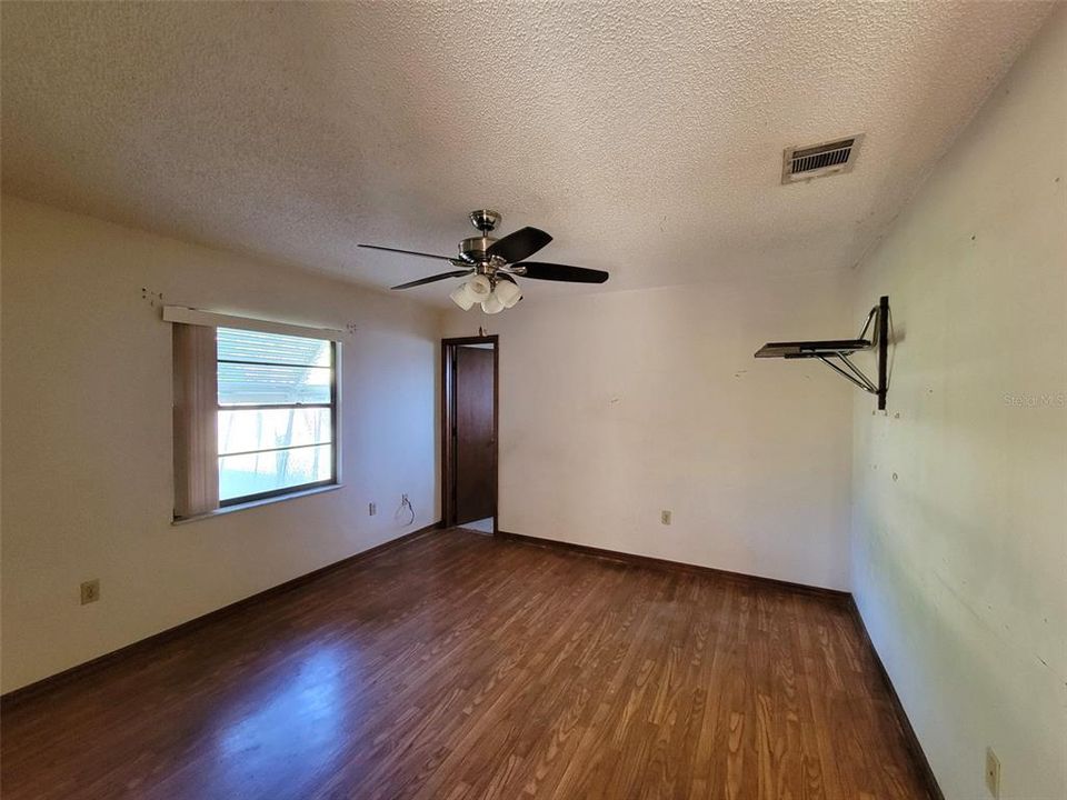 For Sale: $200,000 (3 beds, 2 baths, 1160 Square Feet)