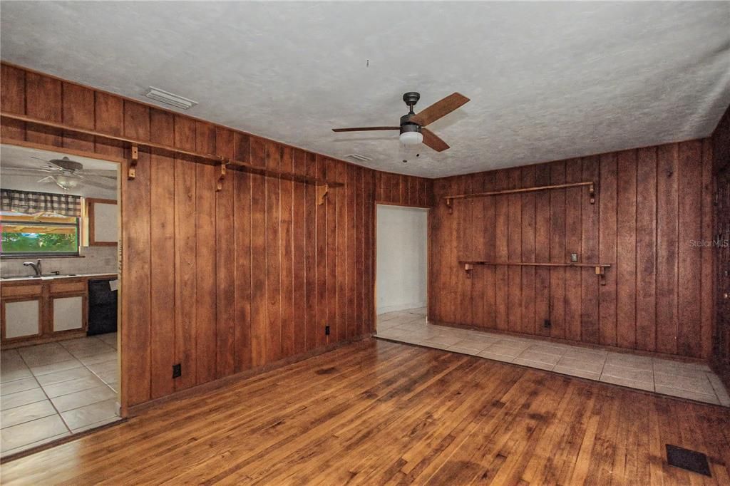 For Sale: $250,000 (3 beds, 2 baths, 1898 Square Feet)