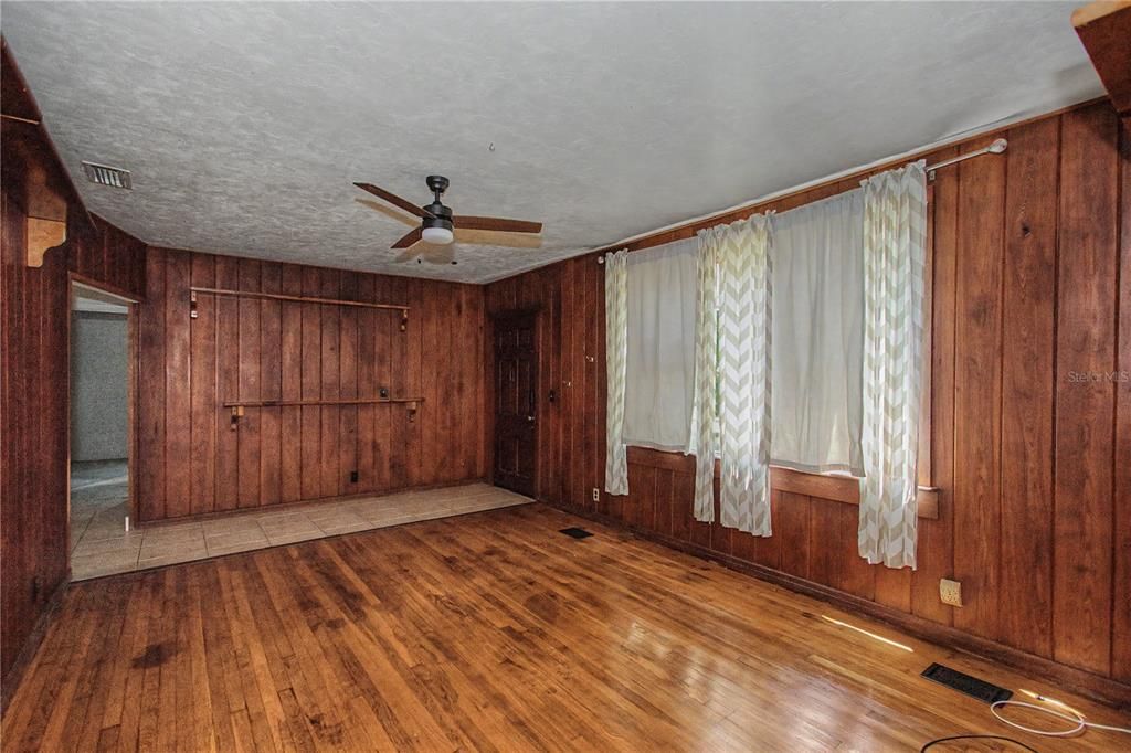 For Sale: $250,000 (3 beds, 2 baths, 1898 Square Feet)